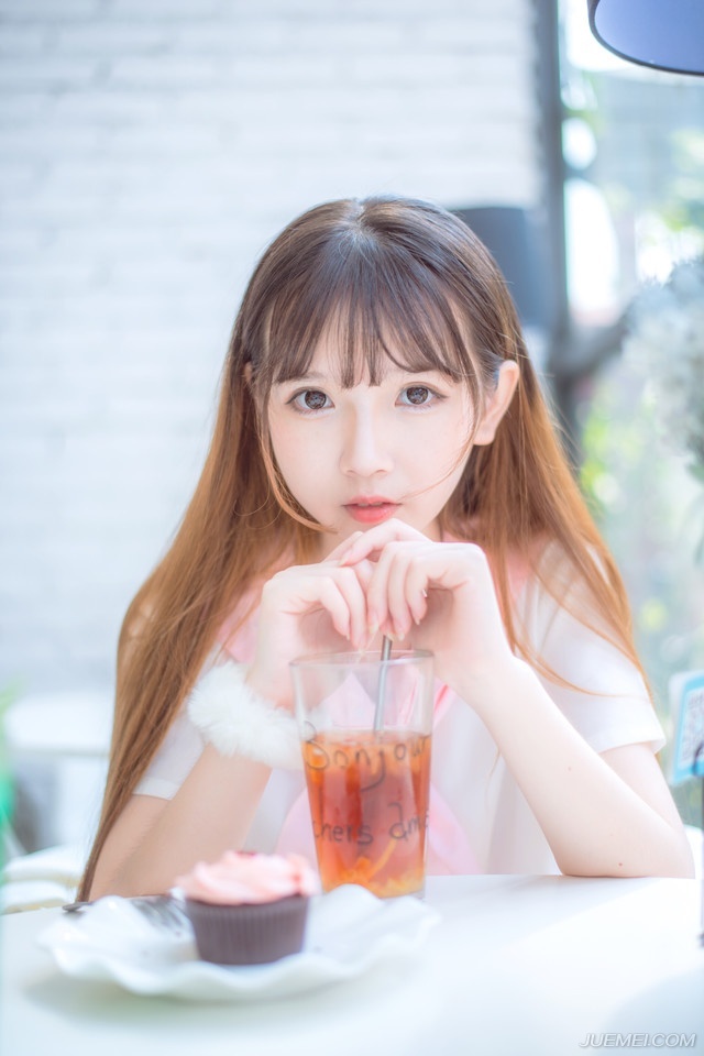 友谊需要渐渐悉意培养，进程十分艰巨，绝非即冲咖啡或即食面，对任何方式豪情有三分仔细的人，都不会情愿在人海芸芸众生中客串，跑去排长龙等做某君的好朋友。